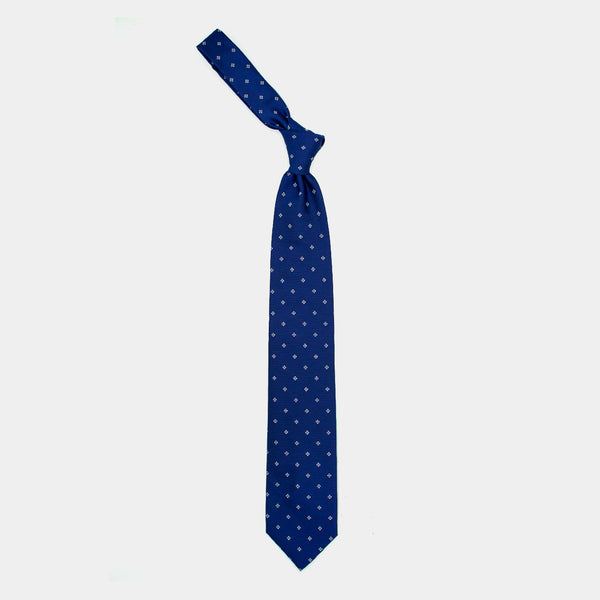 Modrá kravata s talismanem pro štěstí