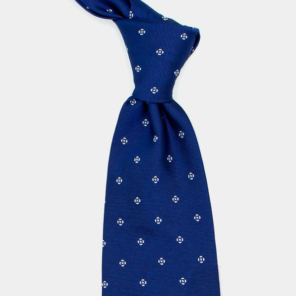 Modrá kravata s talismanem pro štěstí