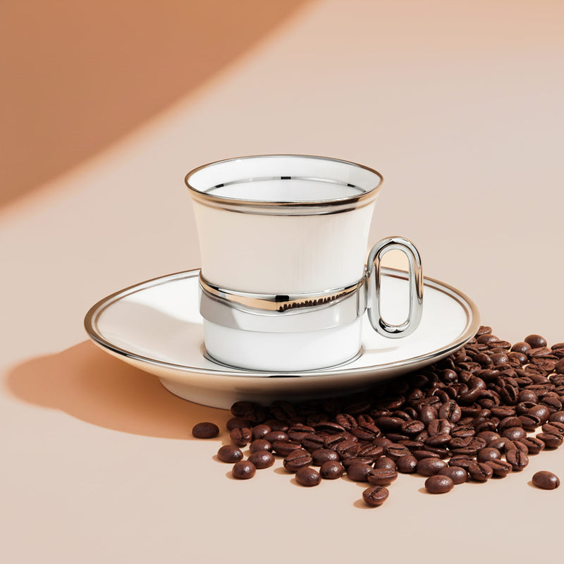 Originální porcelánový šálek na kávu s postříbřenými dekoracemi