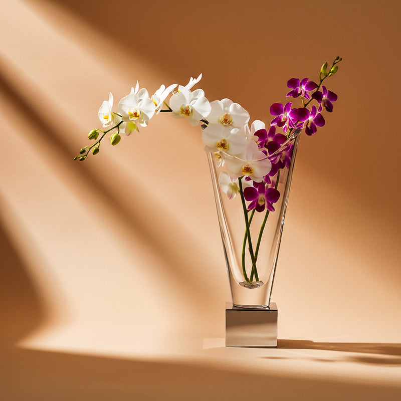 Skleněná váza s postříbřenou základnou