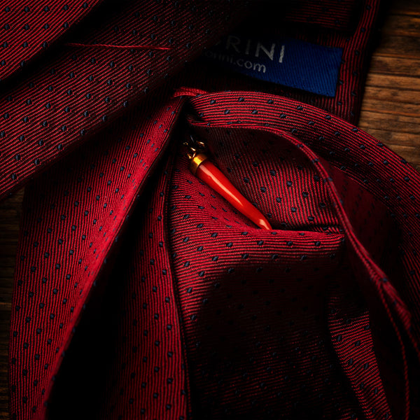 Hedvábná kravata, červená s puntíky a talismanem pro štěstí (3974050611244)