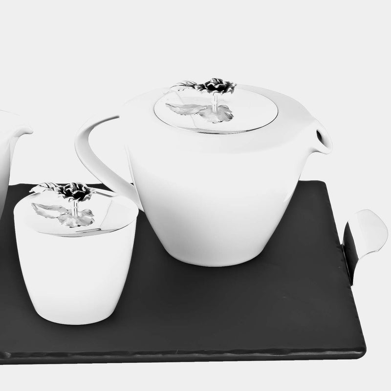 Porcelánová konvička na čaj s postříbřeným víčkem a růží