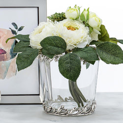 Skleněná váza s postříbřenou květinovou dekorací